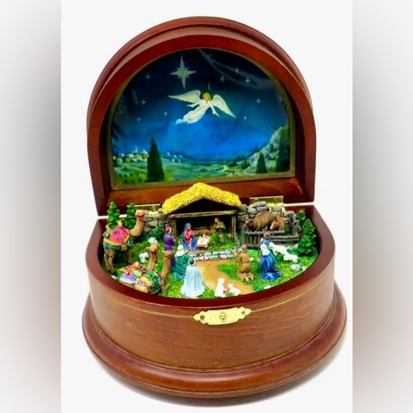 The Danbury Mint Nativity Music Box Silent Night Manger Scene (Musical) - Picture 10 of 10